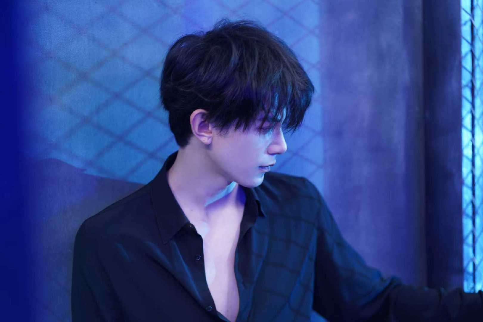 邓凯光影定格邓凯衬衫扣子 邓凯光影定格邓凯衬衫扣子好懂事，黑衬衫造型性张力拉满，