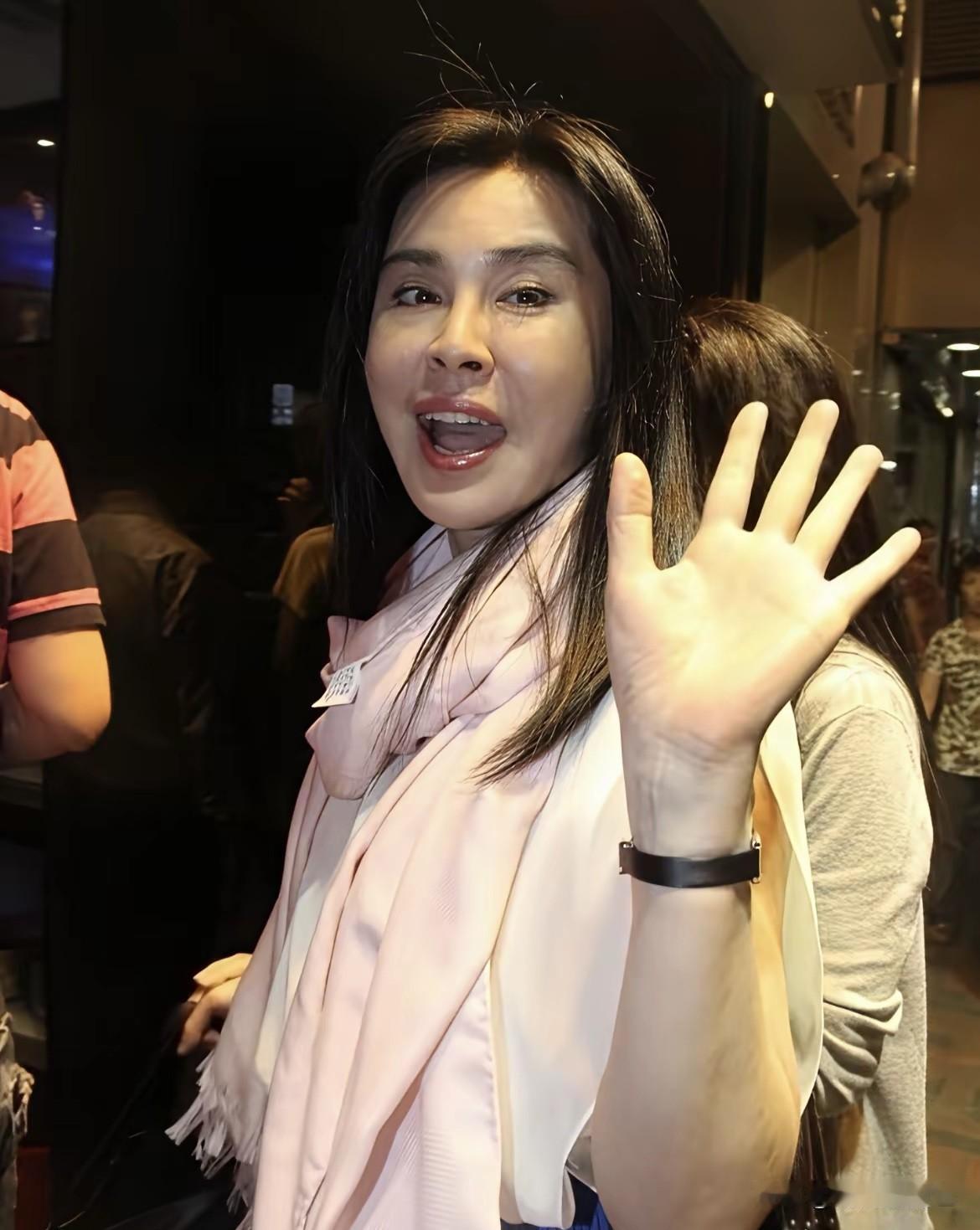 王祖贤真的是美了一辈子，自带清冷仙气。就算是路人随手抓拍，一颦一笑依旧动人，骨子