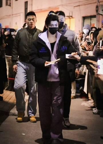 作为职场的“时尚活力源”，小猫哥的着装风格简直是一种生活态度，能让我们在快节奏的