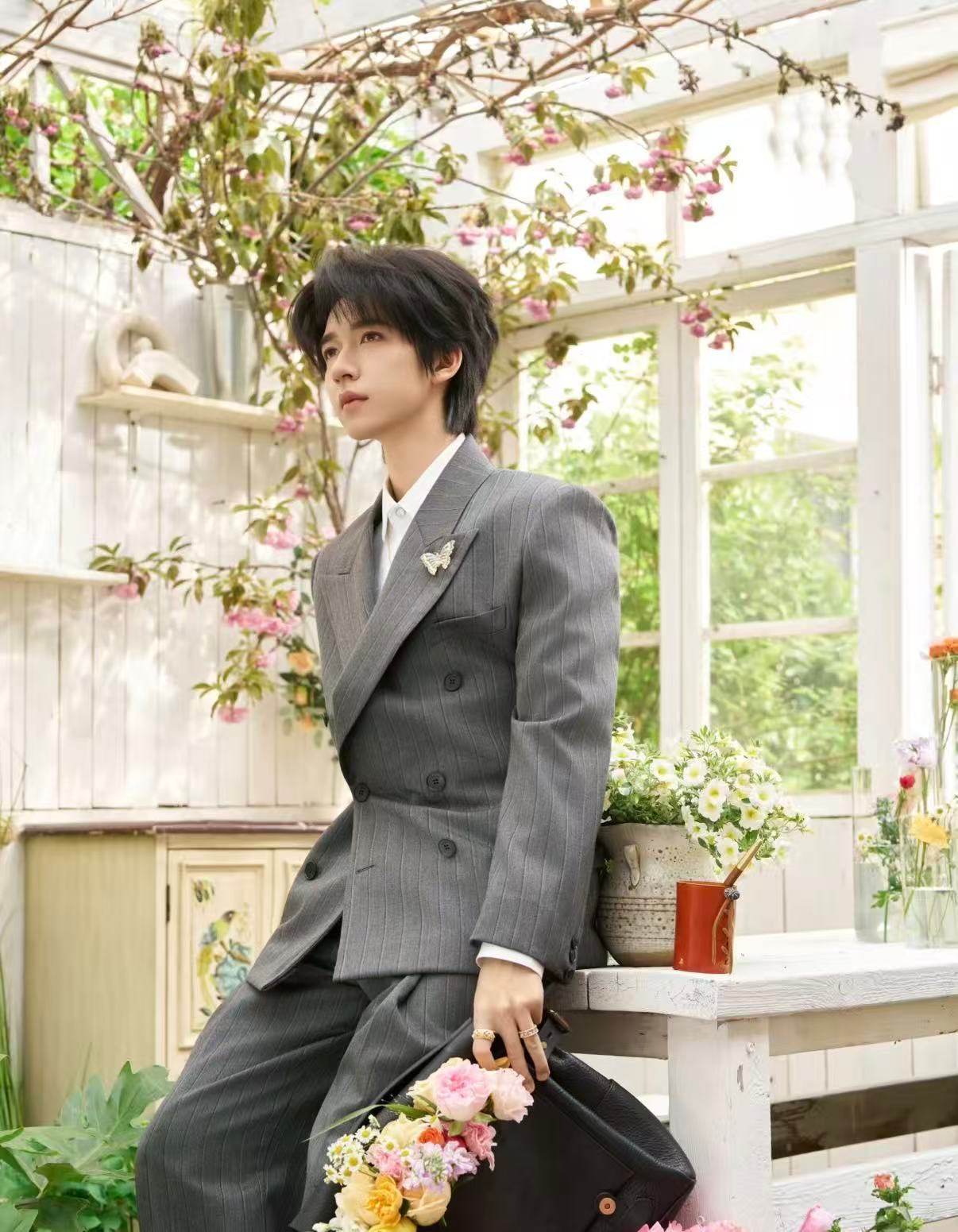 贺峻霖亮相北影节 贺峻霖亮相北影节啦！干净清爽的少年形象太戳人，气质温柔又大气，