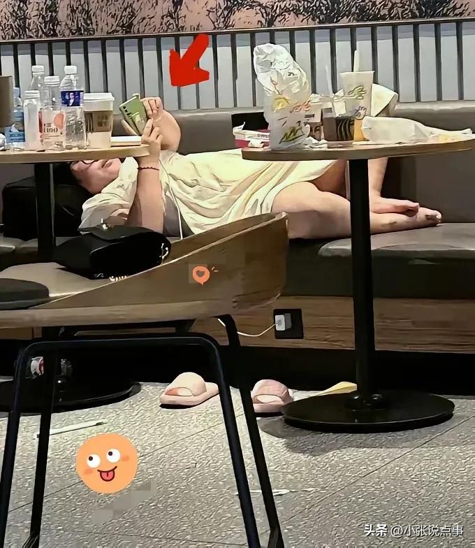 你为什么只敢在星巴克，KFC，躺着却不敢去饭店，火锅店躺着，是不是有点欺负人了