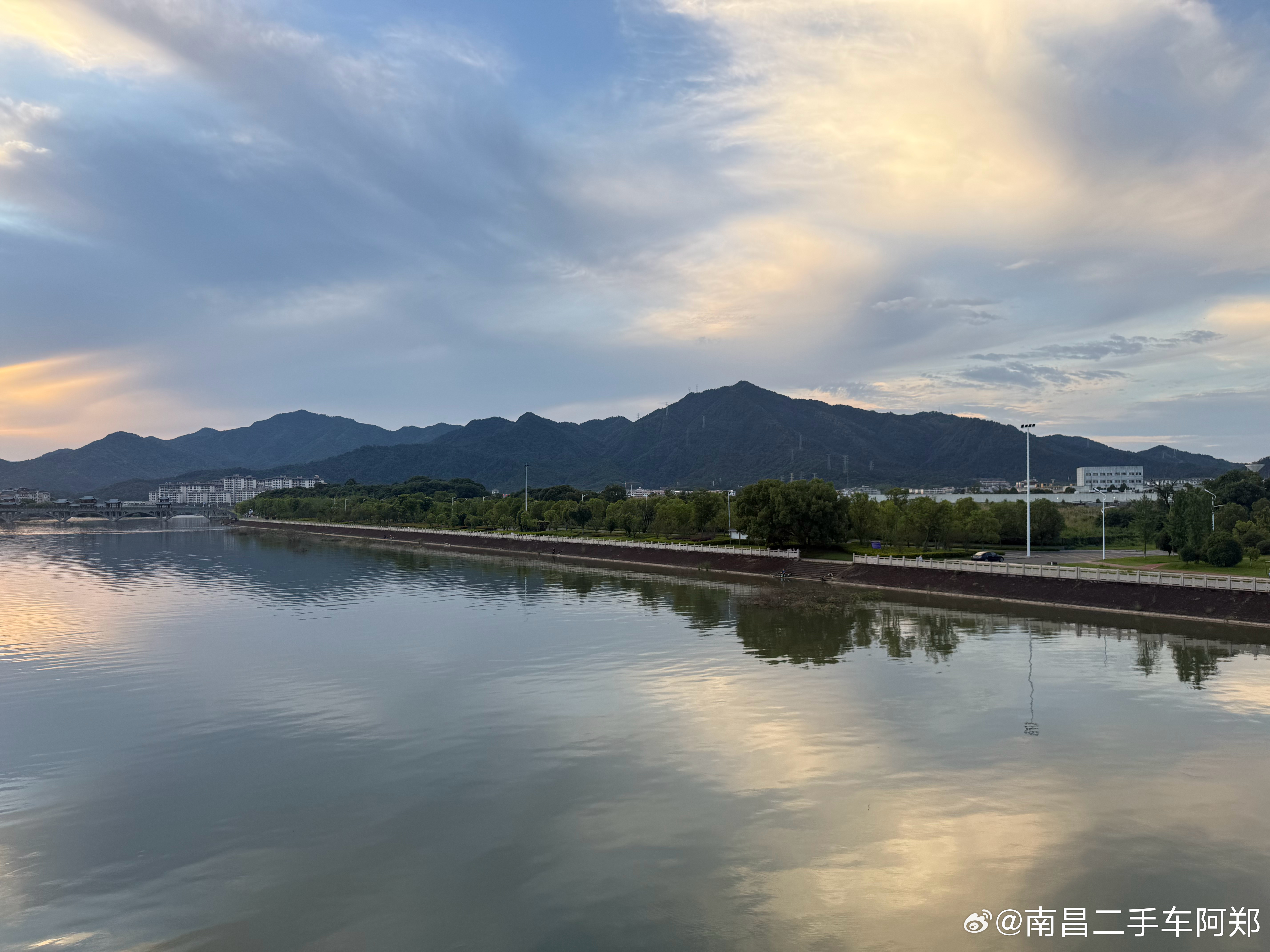晚饭后散步，潦河的蓄水量现在看着是真的棒，靖安的宜居属性也是非常的顶，家乡真美