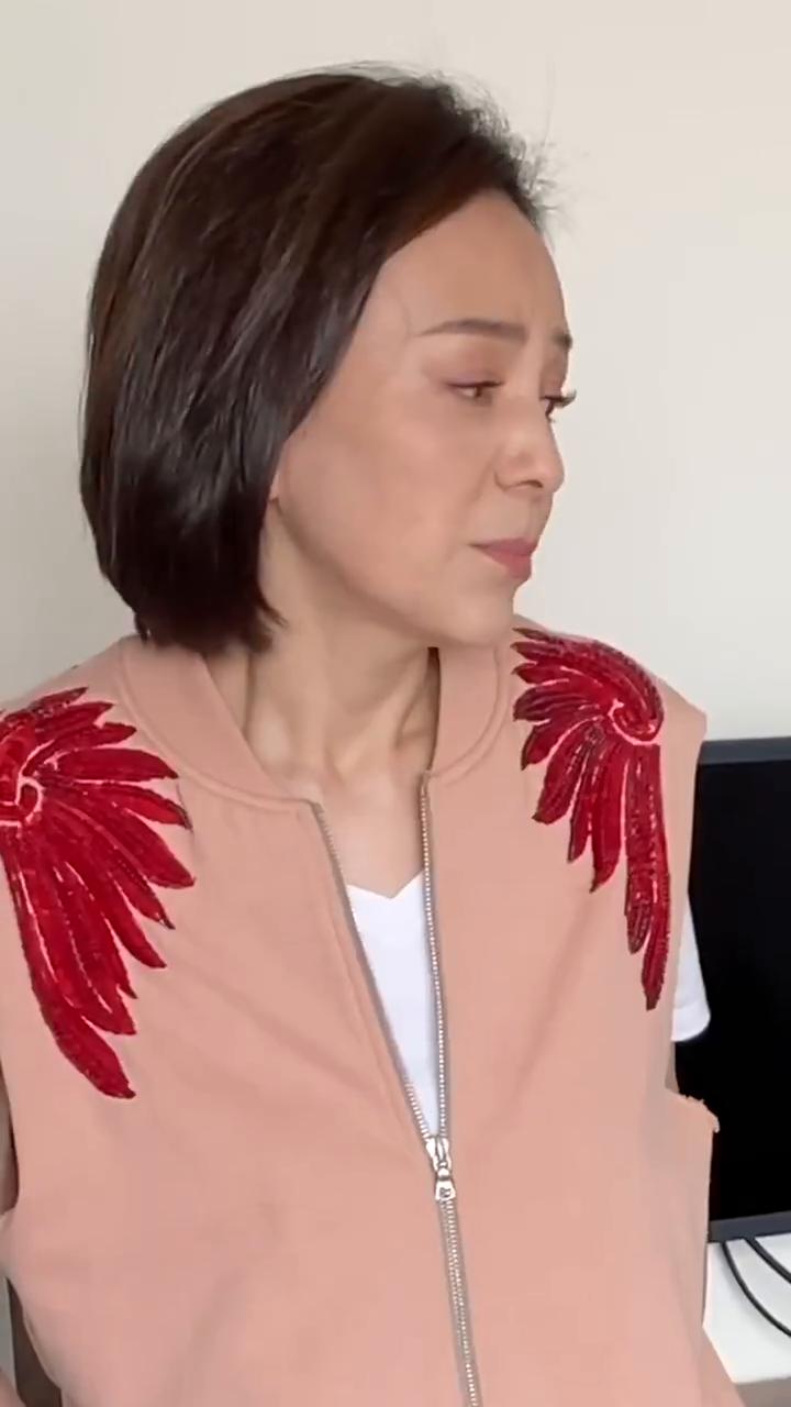 王总，今天先炒个蟹。姜、葱炒，还有别的炒法？没了。
·葱切段，姜切丝。把蟹洗干净