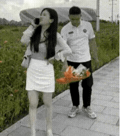 男生提前备好鲜花等女友，结果见面女生全程只顾打电话无视他，男生忍无可忍摔花离去，