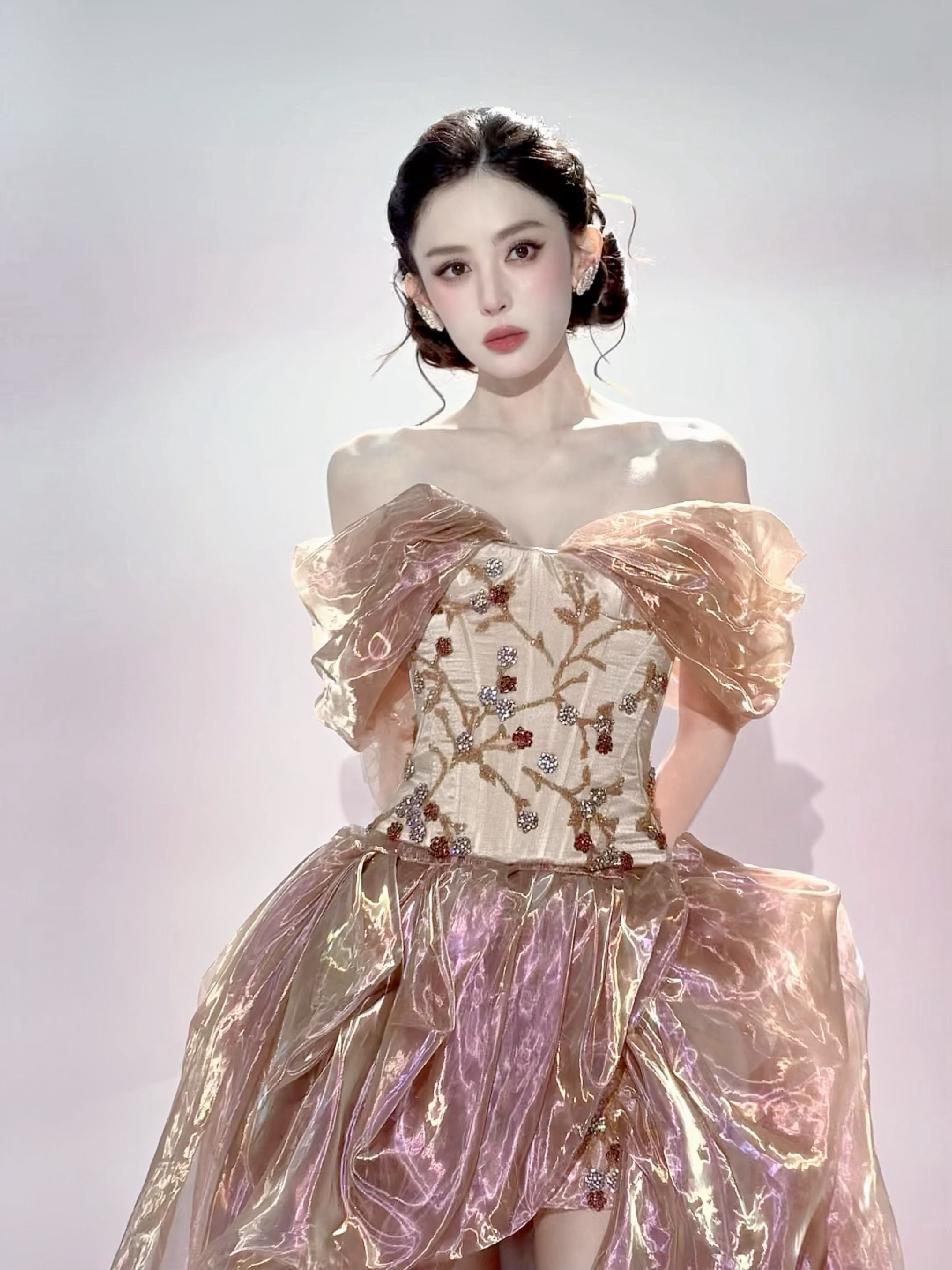娜扎今天的造型出图有绝对的天姿实力加持，太优秀感觉反而有点残忍 