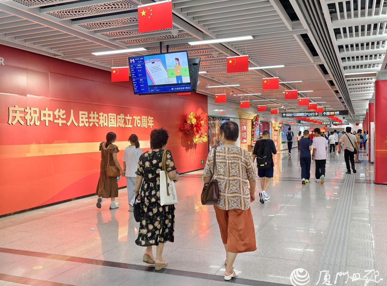 【厦门地铁“红”了！快来打卡~】近日，不少搭乘地铁的市民乘客发现厦门地铁变“红”