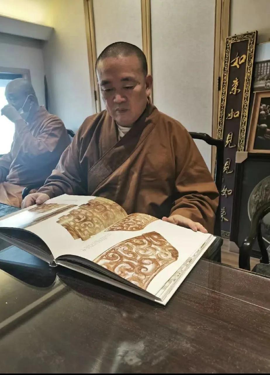 仔细看他表情，
满是欣赏啊！
这让我想起了西游记，
莫名觉得好笑。[捂脸]