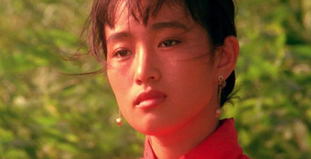 1988年，《红高粱》摘下柏林金熊；1992年，《秋菊打官司》捧走威尼斯金狮；1