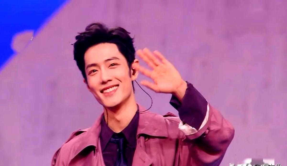 他每次出场都能点燃跨年的热情，肖战用实际行动证明了坚持能逆转低谷。

2025年