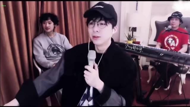 当有网友让刘宇宁关美颜时，宁哥的反应也太快了！直接幽默回怼：“你每天用苹果前置给自己拍张照发朋友圈，