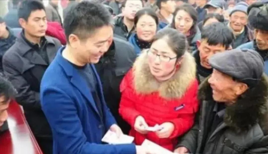 这是刘东强回宿迁老家村里过年的照片，听说村长请这村里的名人刘东强吃饭，饭后刘东强