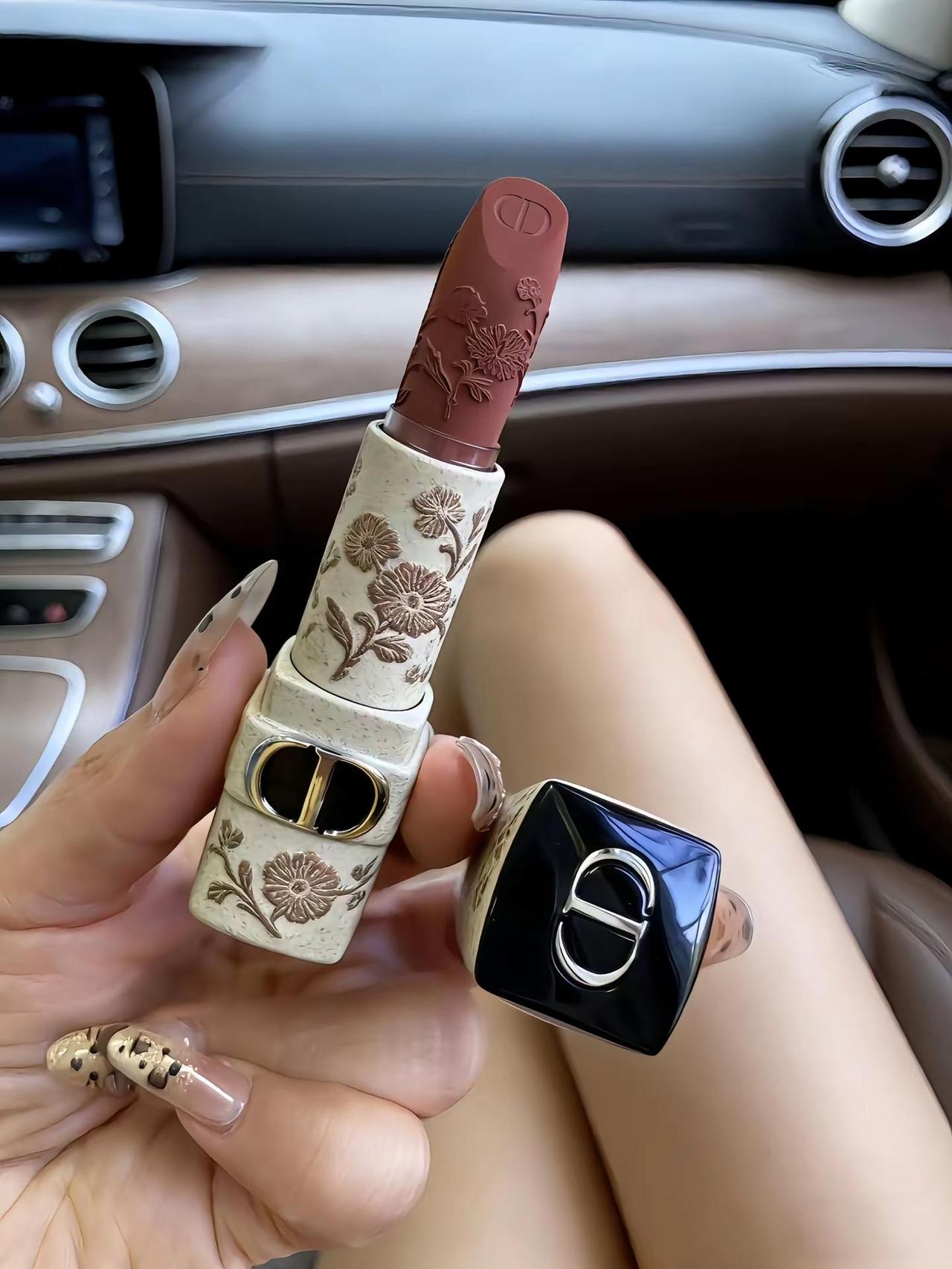 爱你的人总会不定时给你惊喜，迪奥口红谁能不爱呢？。