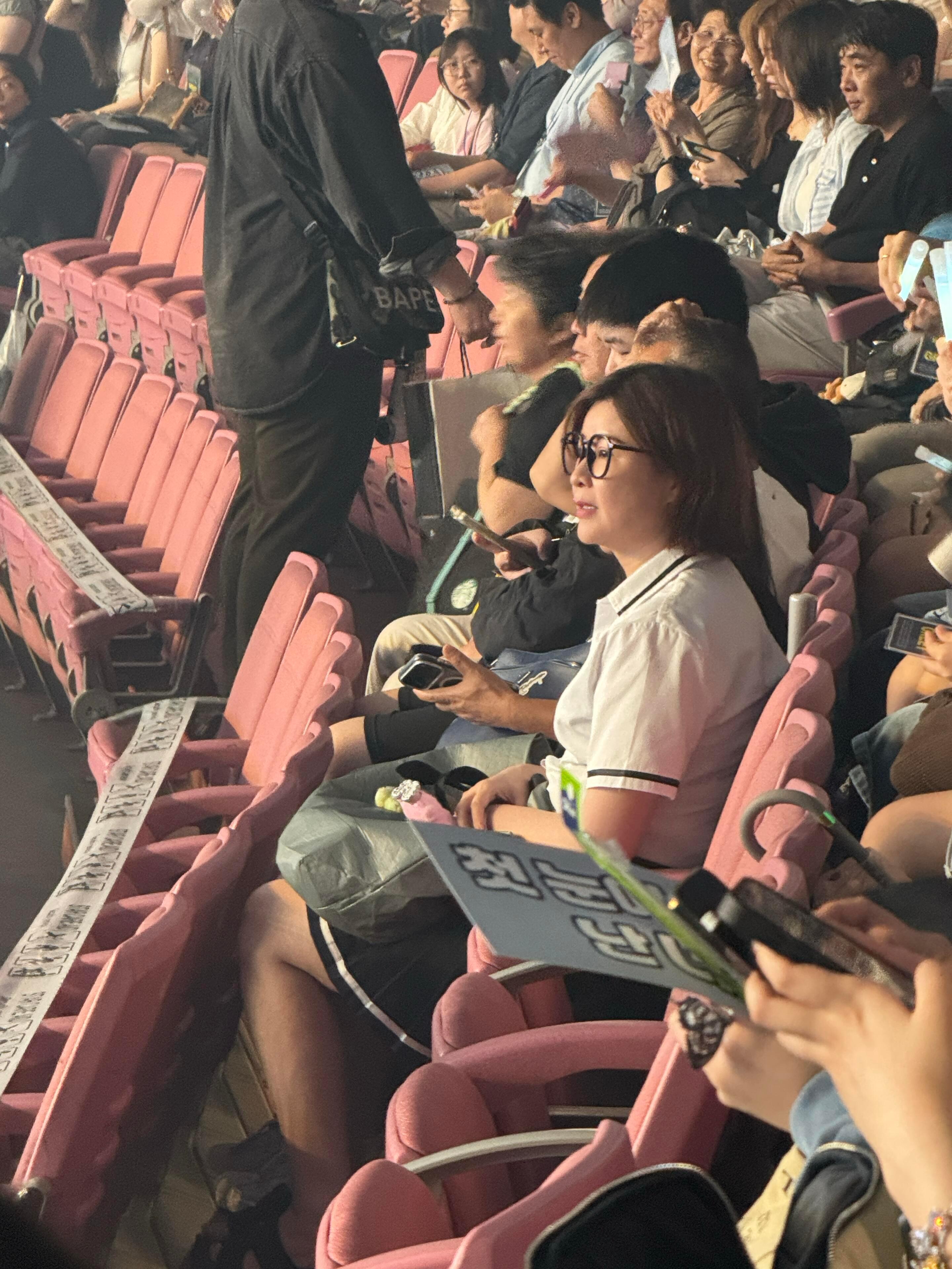 AND2BLE演唱会偶遇杜华 网友AND2BLE演唱会偶遇杜华，老板来看旗下艺人