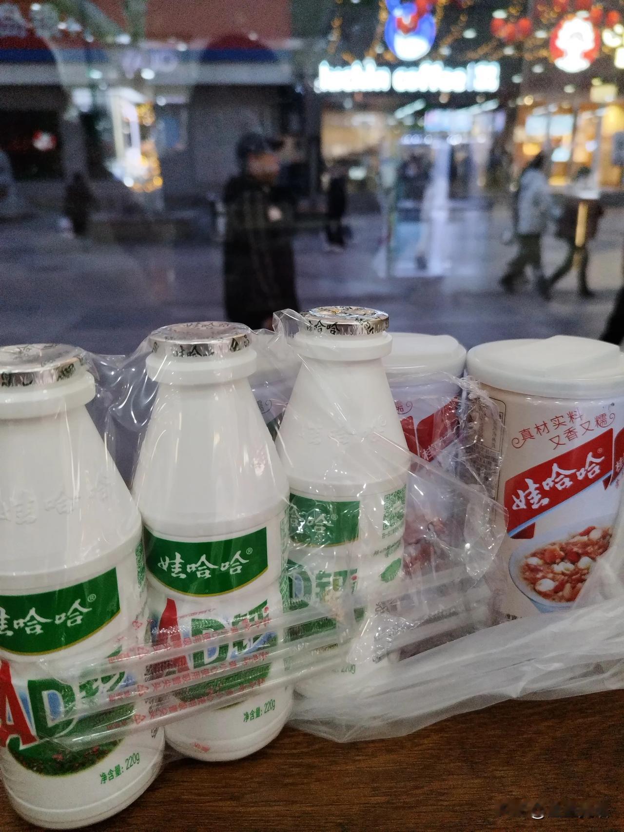 去上课，买了几瓶娃哈哈八宝粥，AD钙奶，闺女说非常好喝。忽然有点惭愧，道听途说的