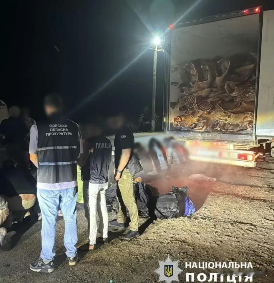 乌克兰人突发奇想，躲在去往欧洲的货车偷渡，躲避国内征兵。就是货车有时候太满了，一