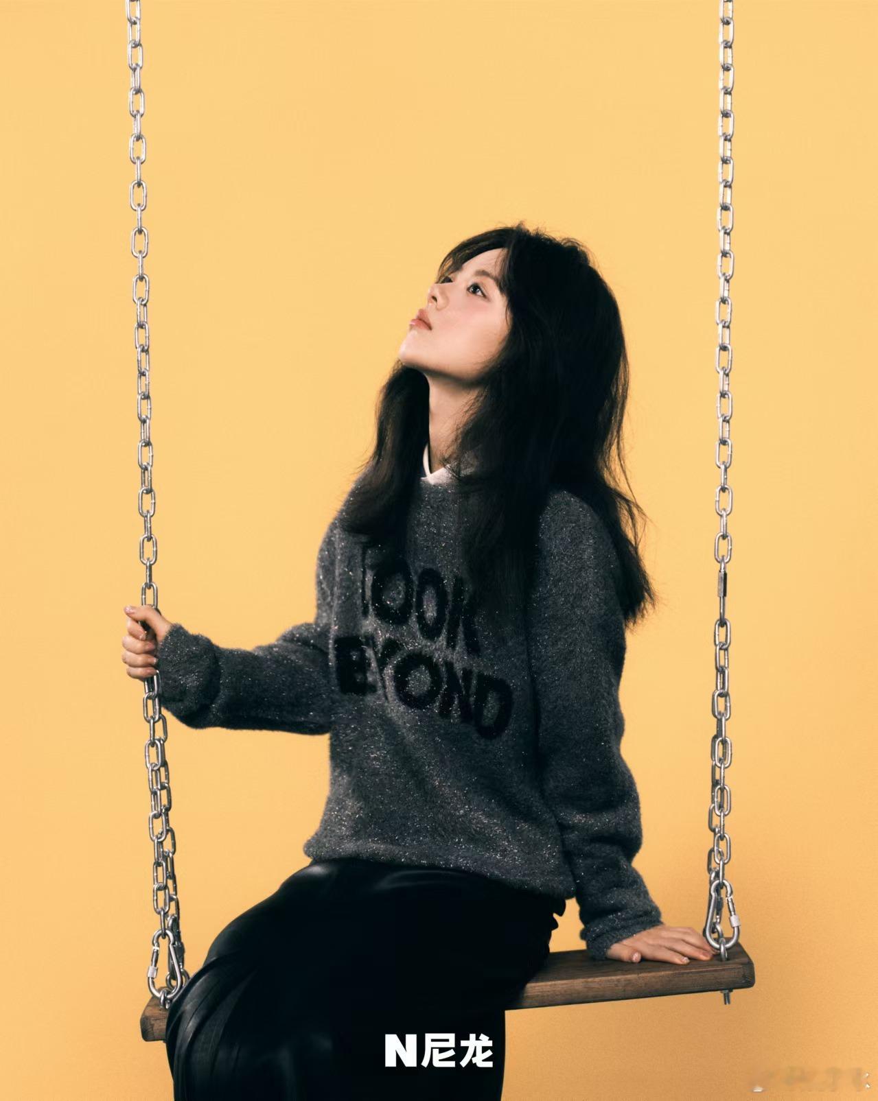 #赵今麦房顶上荡秋千# 尼龙镜头之下的赵今麦很迷人，复古优雅的麦麦在空荡游乐园，