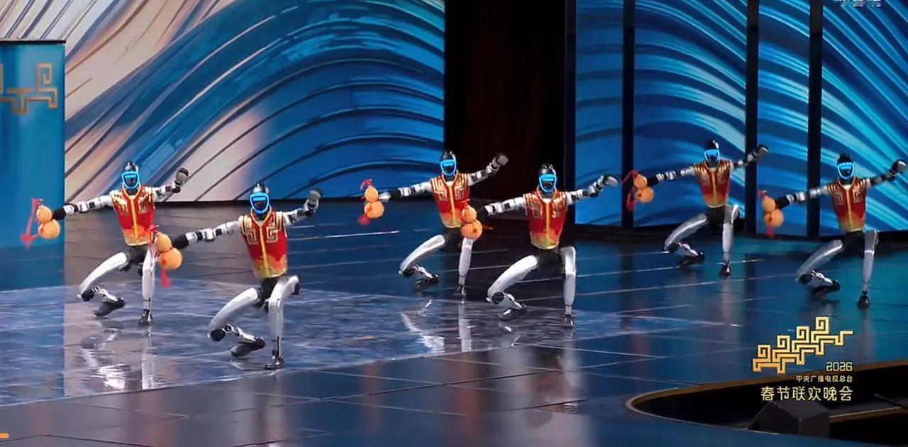 央视春晚开播一个小时，有3个万万没想到：

第一个万万没想到，是机器人真的练成了