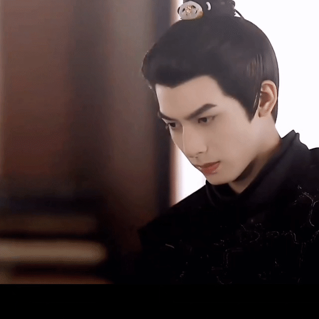 宋威龙古偶男妲己宋威龙不语只是一味的帅是真360度无死角帅哥，我们有救了[抱一抱