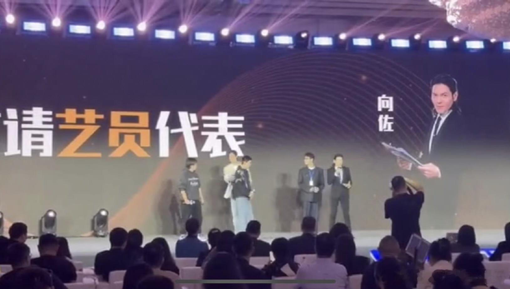 #向佐向纪凌尘道歉# 我怎么觉得向佐向纪凌尘道歉纪凌尘这么惶恐呢，是怕旧事再重演