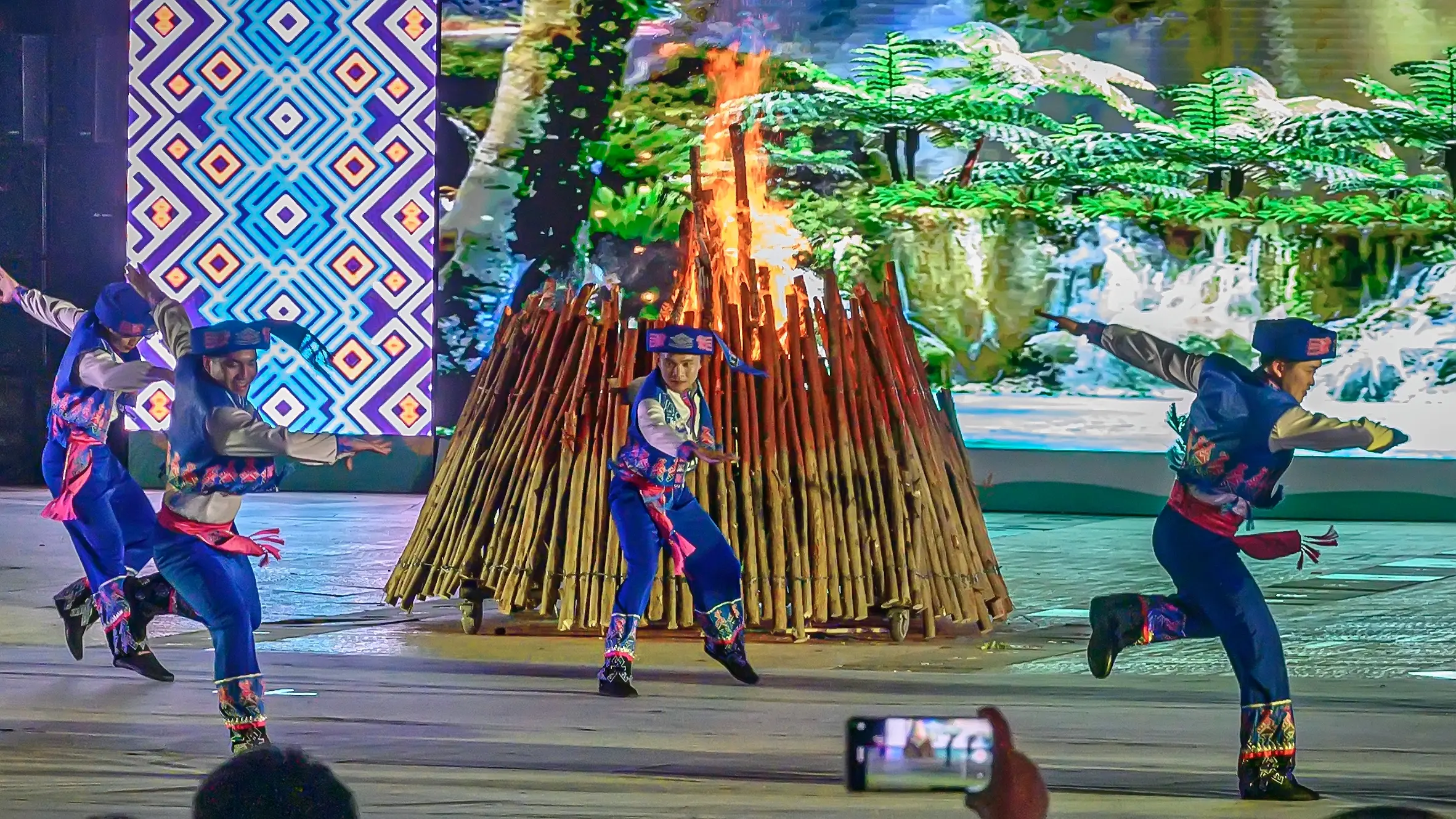 保亭三月三。2025年海南黎苗族传统节日“三月三”保亭分会场文艺演出。