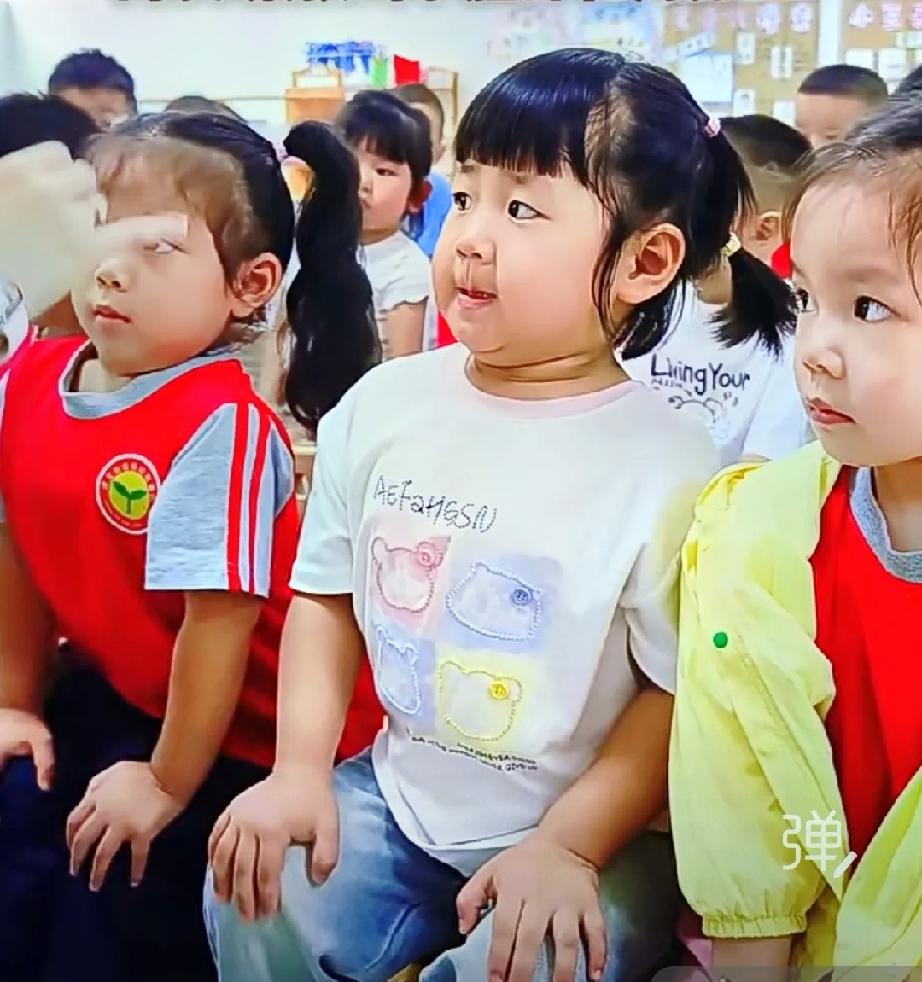 近日，贵州遵义。幼儿园的老师给孩子们发小红花，坐在前排第二位的小女孩特别期待。坐