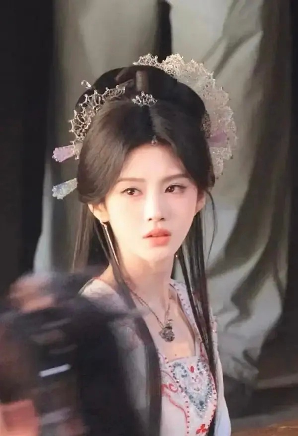 鞠婧祎来战最新路透，有点早期仙侠剧的感觉了 ​​​