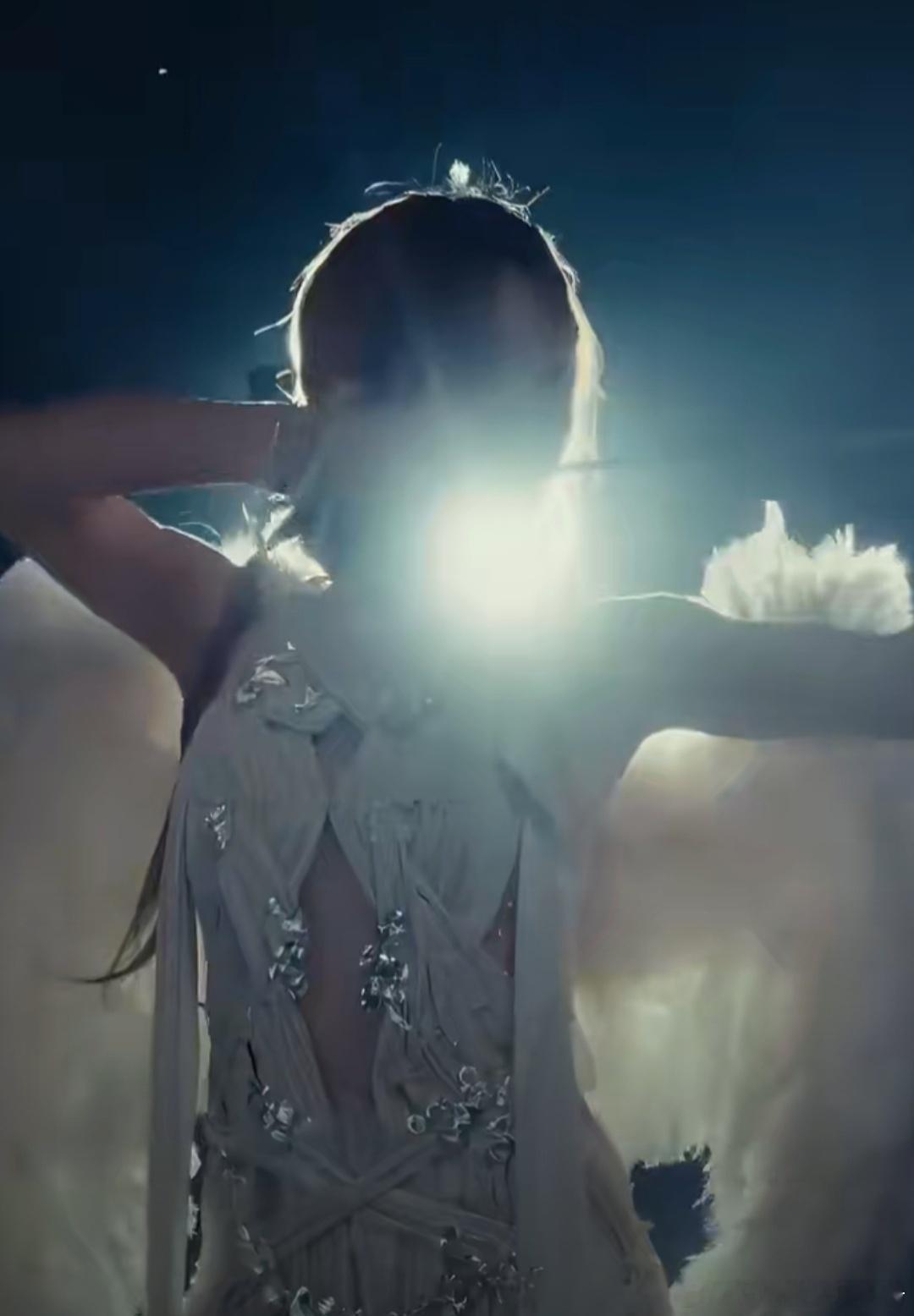 赵露思 虞书欣天使翅膀造型，你Pick谁？ ​​​