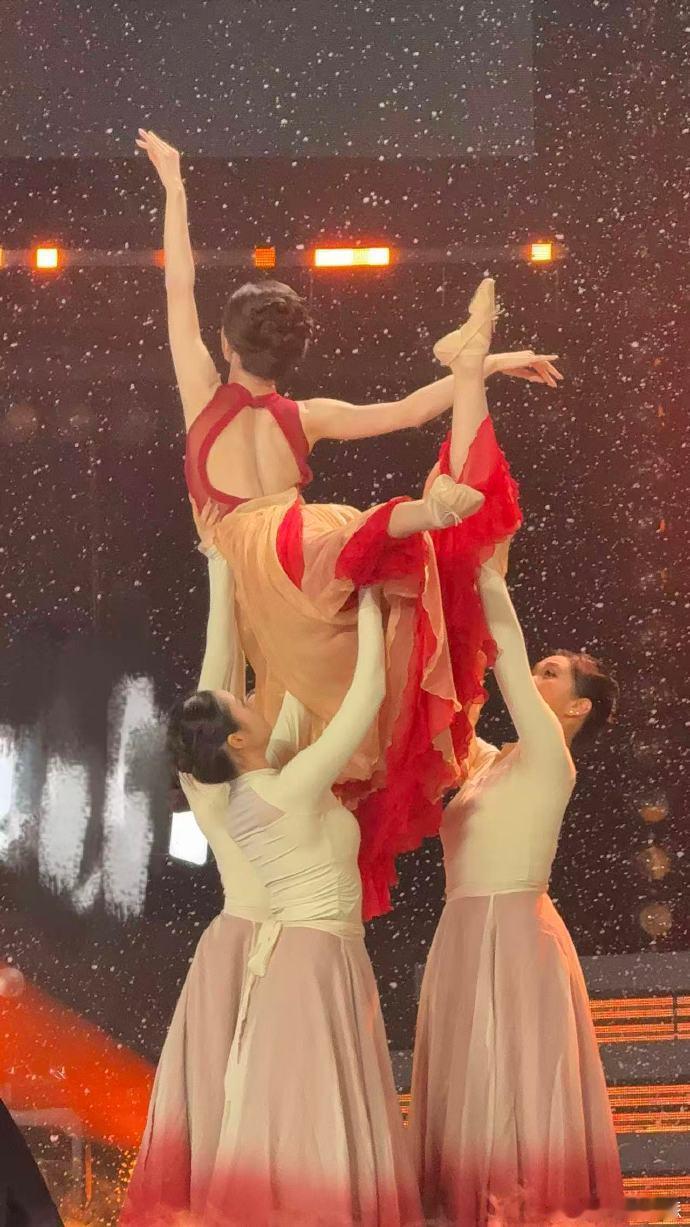 没人告诉我团播发展成这样了 惊掉下巴！团播早已不是昔日模样，sk6月线下公演开先