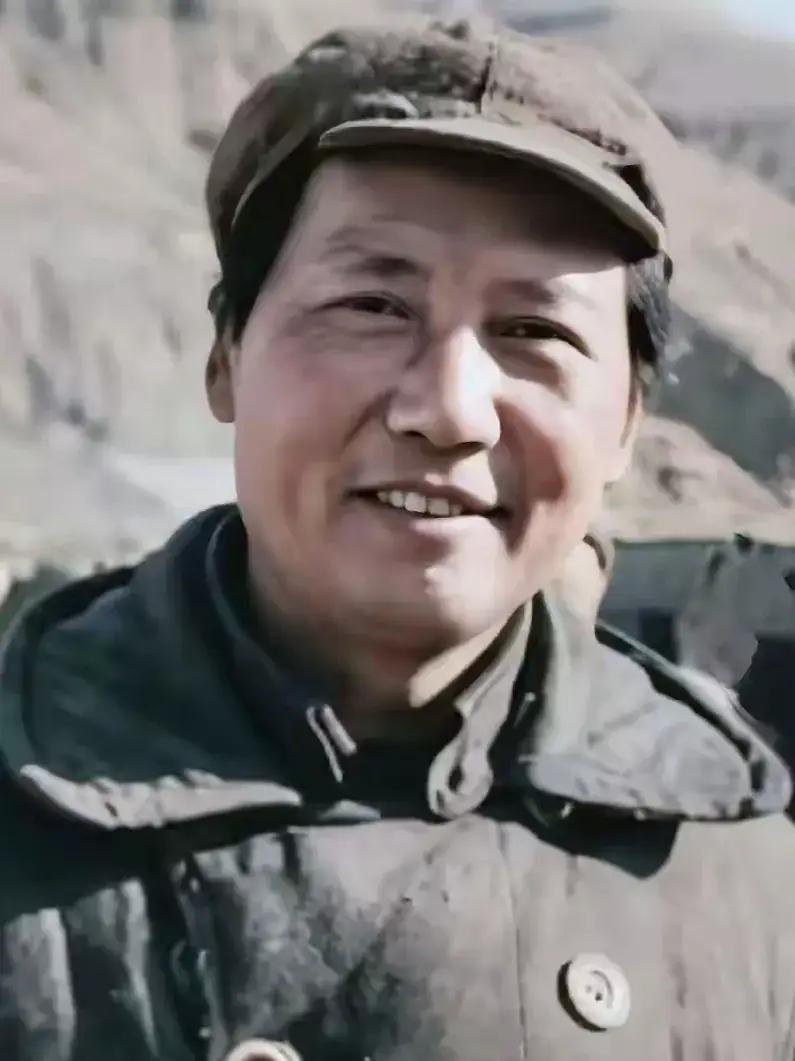 这张图片是在陕北根据地时期的，
毛主席老人家穿着粗布大棉袄，
能勉强解决寒冷问题