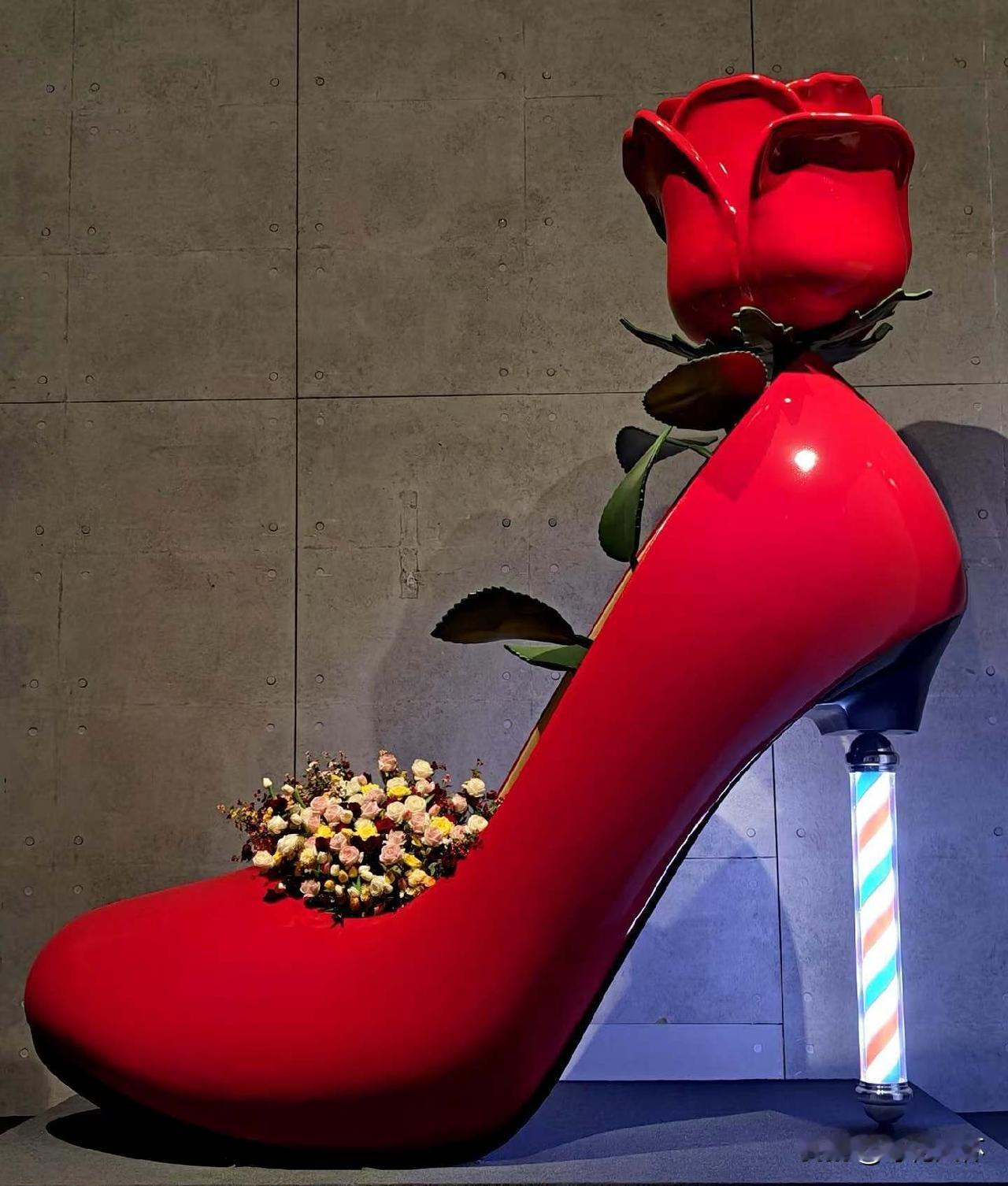 李连杰和武则天的关系

有一天与王花花喝酒闲聊，我考她一个脑筋急转弯，说武则天守