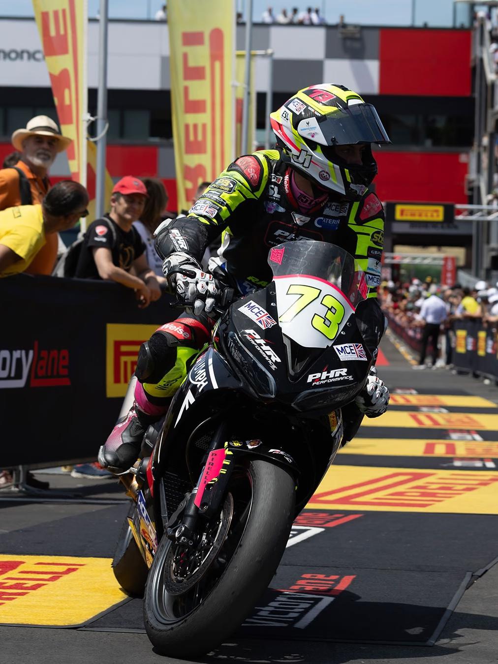 WSBK赫雷兹赛道向来以疯狂攻防闻名，2023赛季的收官战堪称教科书级别。巴蒂斯