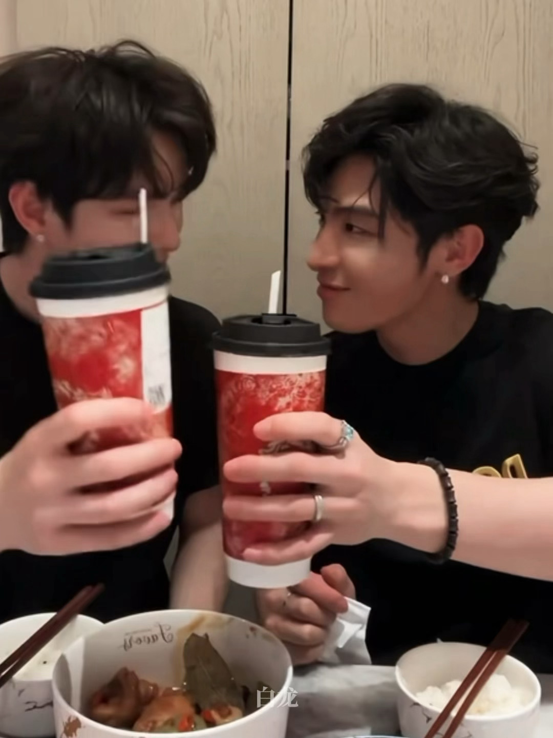 两个老kpop病友的爱情。 