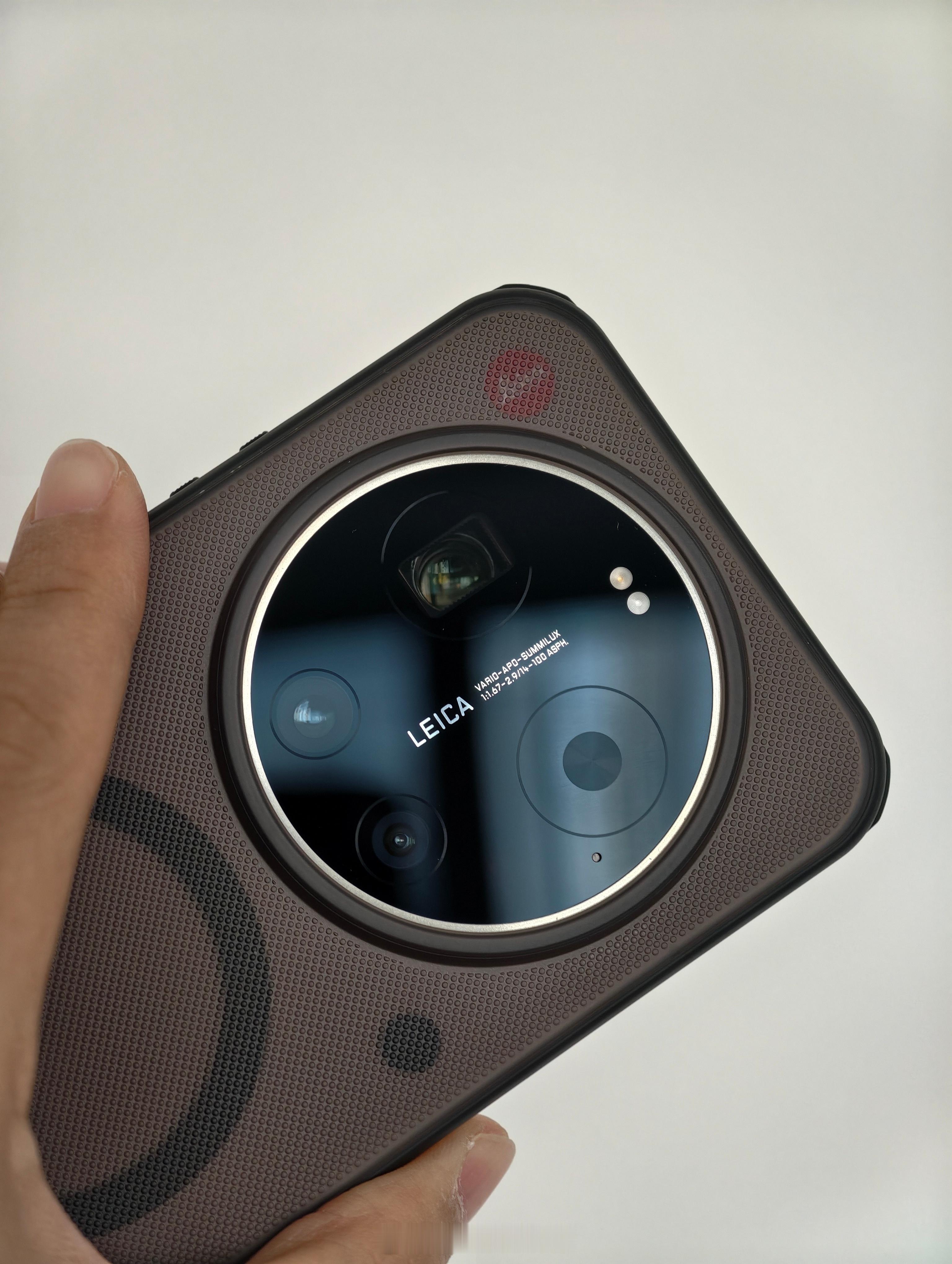 给我的小米17 Ultra徕卡版换上了磨砂护盾Pro保护壳，暂时还没有徕卡版专用