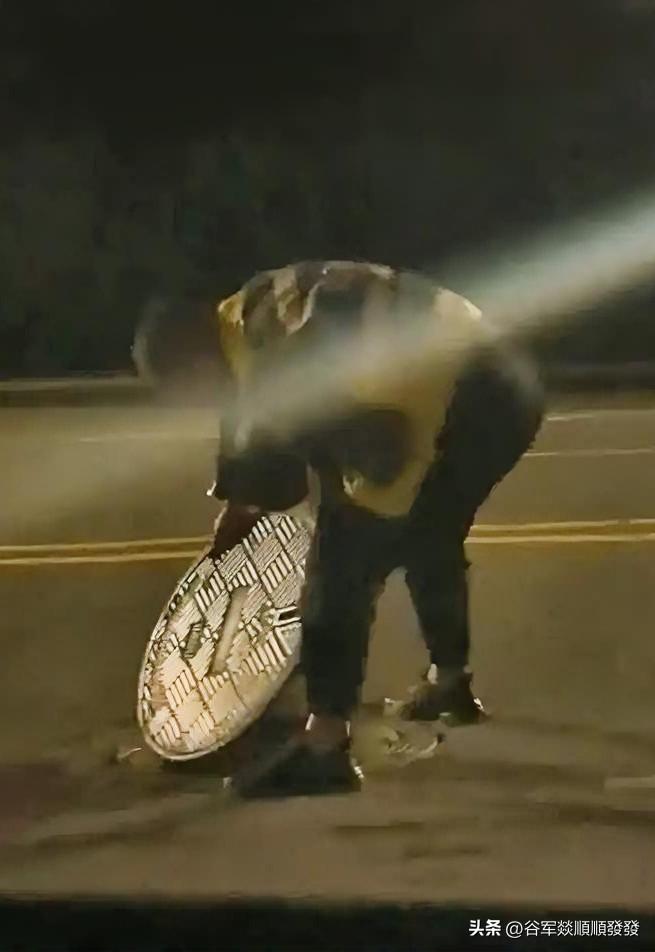 晚上一代驾小哥载着车主行驶在路上，走着走着，小哥突然对车主说想掉头回去，车主问为