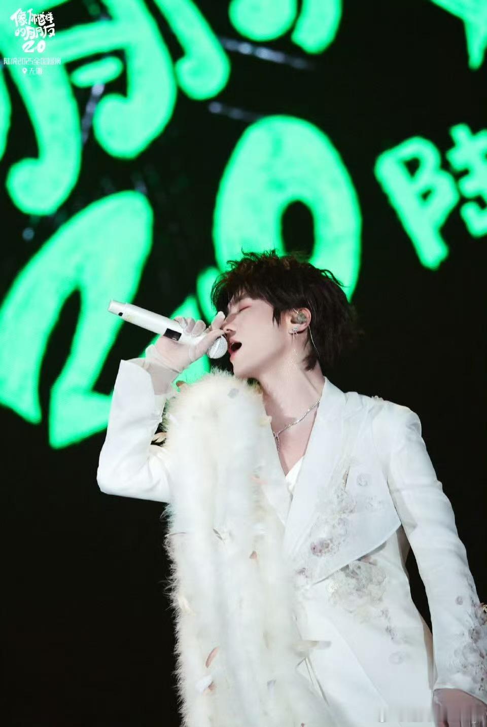 陆虎 一个有才的浪漫疯子 陆虎跨年演唱会封神！唱给粉丝的《限时礼物》太好哭，亲手