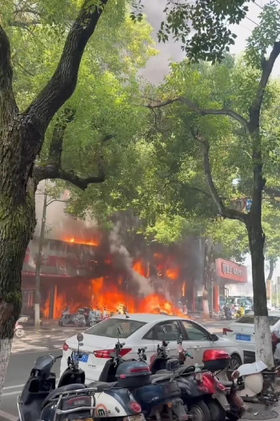 这才叫做真正的损人不利己，7月17日16时30分，湖南平江老城区某店铺因矛盾纠纷