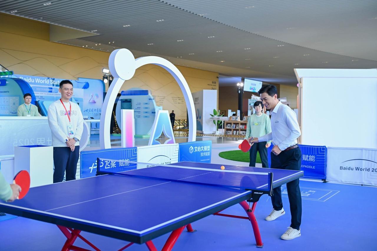 李彦宏探访百度世界大会，现场体验AI技术多场景落地
在2025百度世界大会现场，