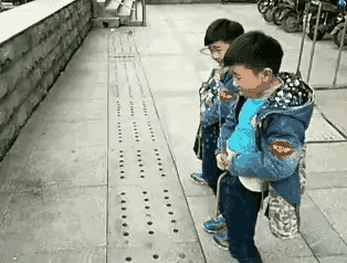 这一幕太搞笑了

这俩小男孩尿高比赛

一个个憋红了脸

铆足了劲

发誓要在这