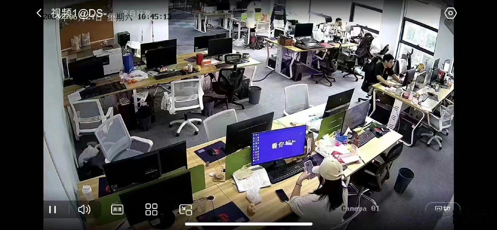 她是懂上班防窥屏的 ！！！ 