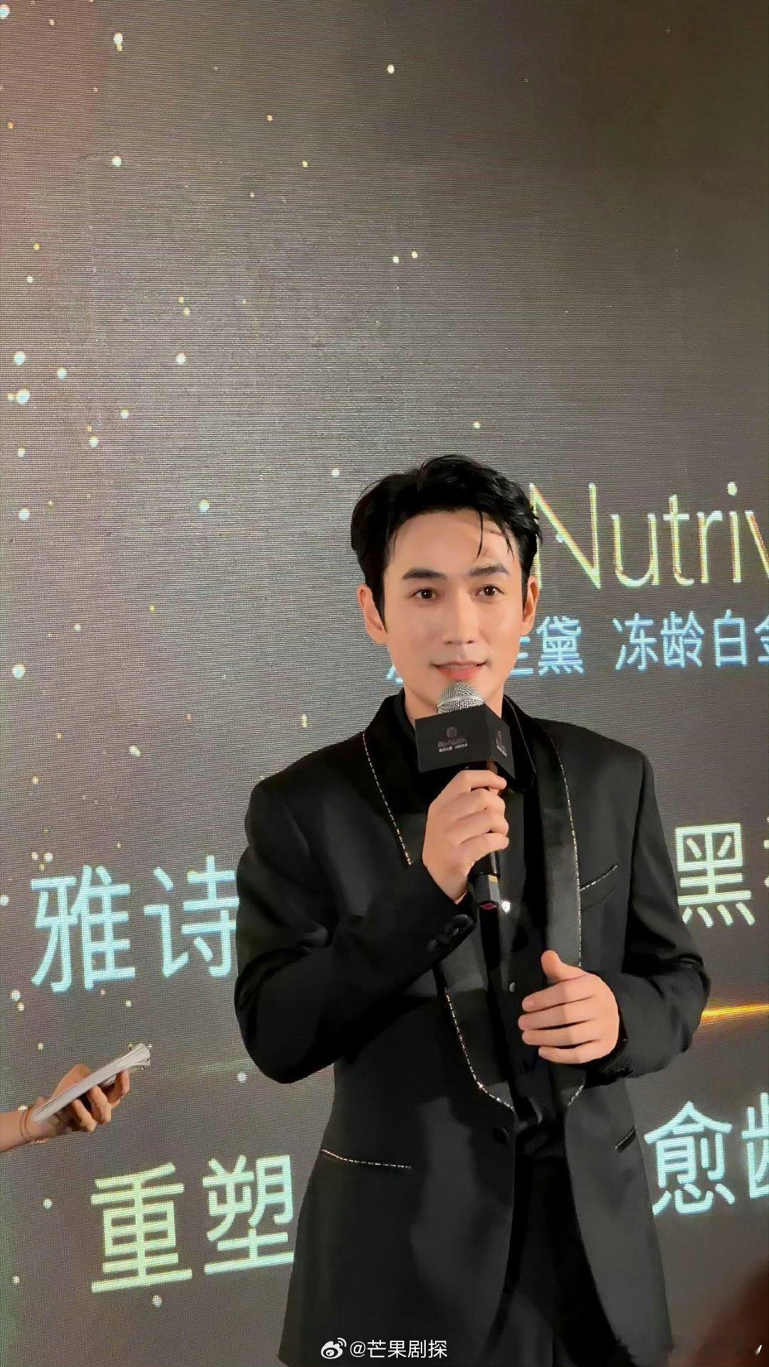 舒淇朱一龙同框合影舒淇朱一龙同台敬酒顶流实力派的优雅邂逅！舒淇朱一龙同台出席品牌
