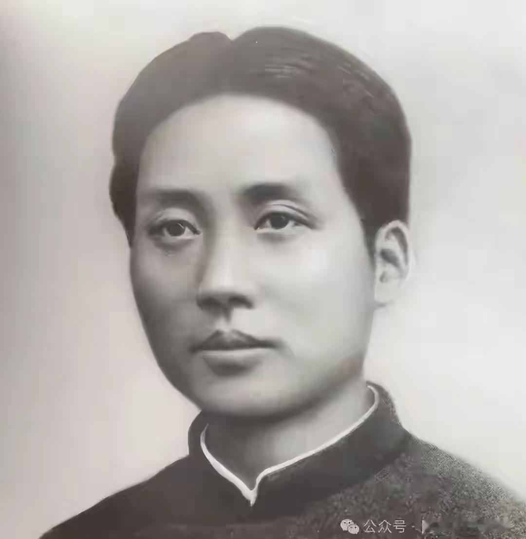 1949年10月1日，那天真叫一个改天换地。天安门城楼上红旗翻涌，人声鼎沸，毛主