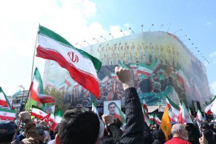 打了一个多月，伊朗人才猛然惊醒，真正的死敌，根本不在华盛顿，也不在特拉维夫！而在