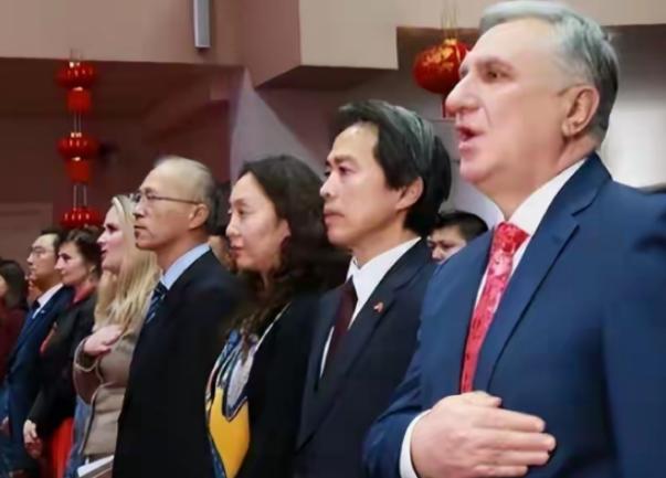 二毛家独立后，大量科学家被中国 “接纳”。而这些科学家来到中国后，不少人第一个要