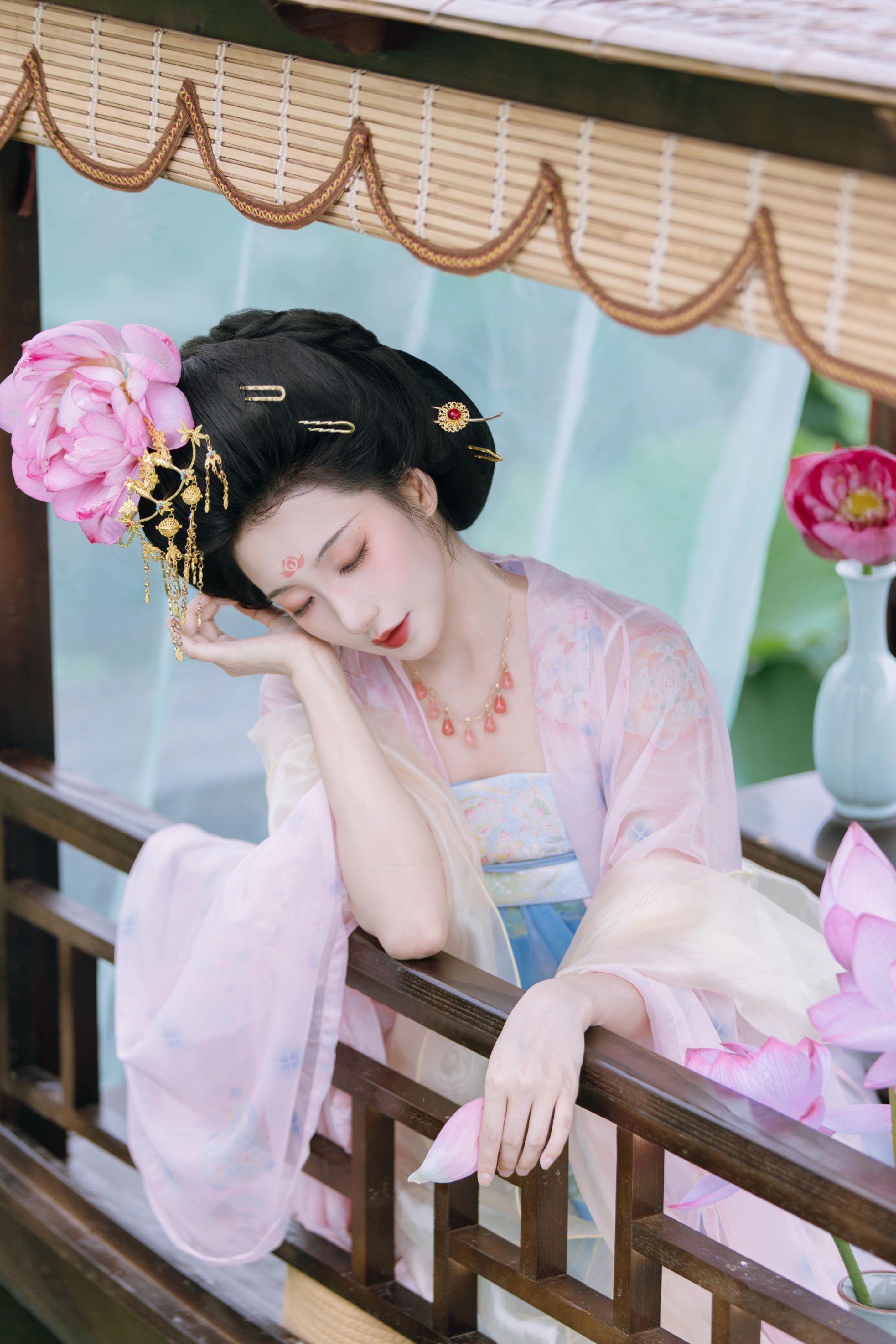 簪花仕女图。随一把古人的审美