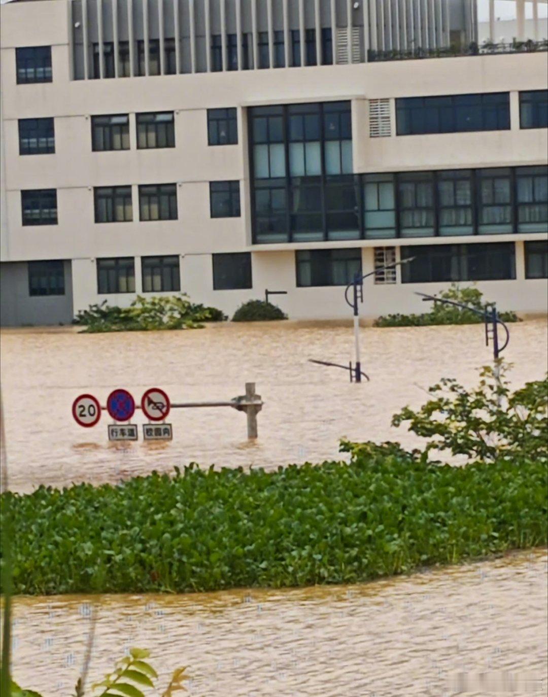 广西贵港12000名师生被困我的天啊，广西贵港这水深都高过红绿灯了吧？关键时刻还