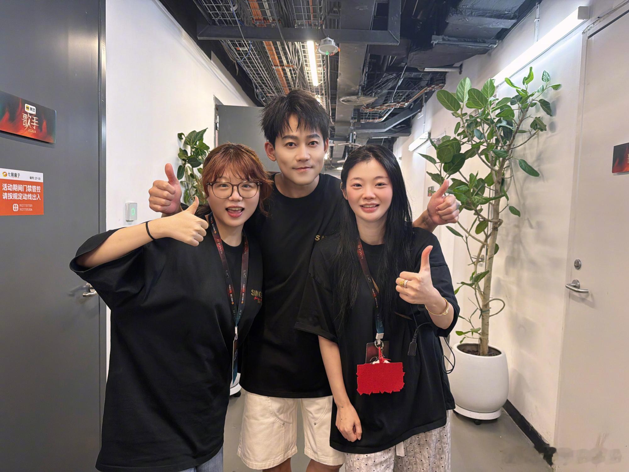 苏醒恭喜歌王胡彦斌 苏醒发文祝贺新晋歌王胡彦斌，同时祝福全体参赛歌手，也犒劳辛苦