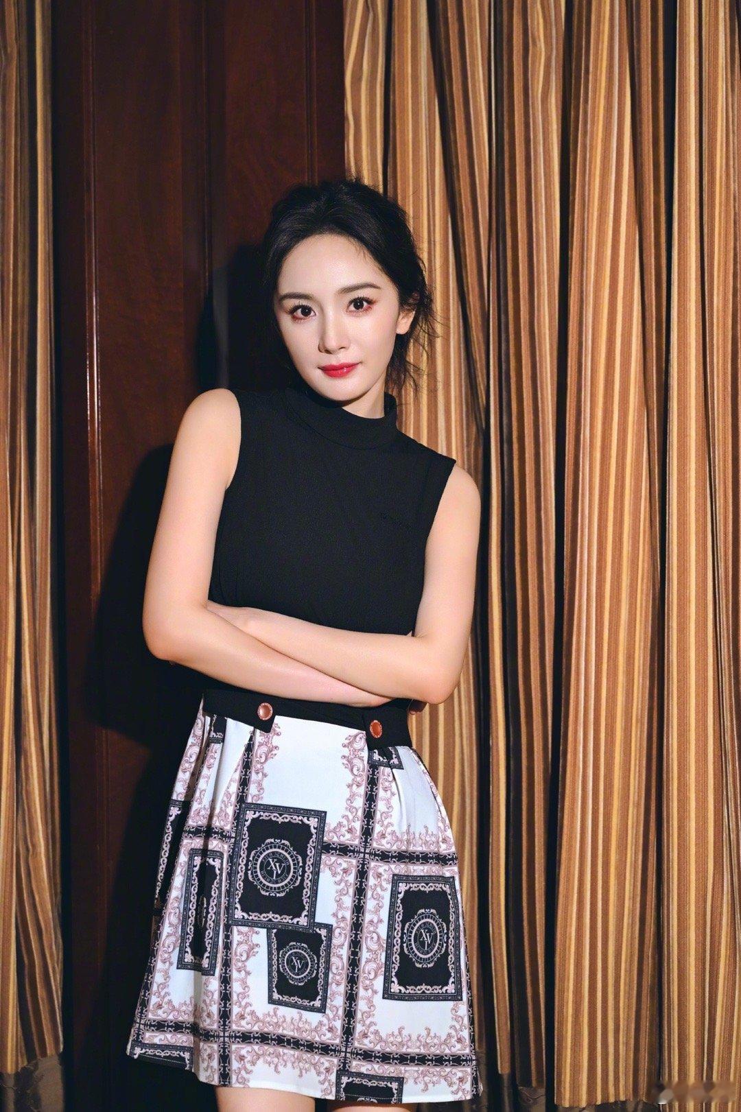 #谁都逃不开杨幂穿搭# 杨幂最新营业照，黑色巴洛克穿搭好贵的感觉，我宣布，谁都逃