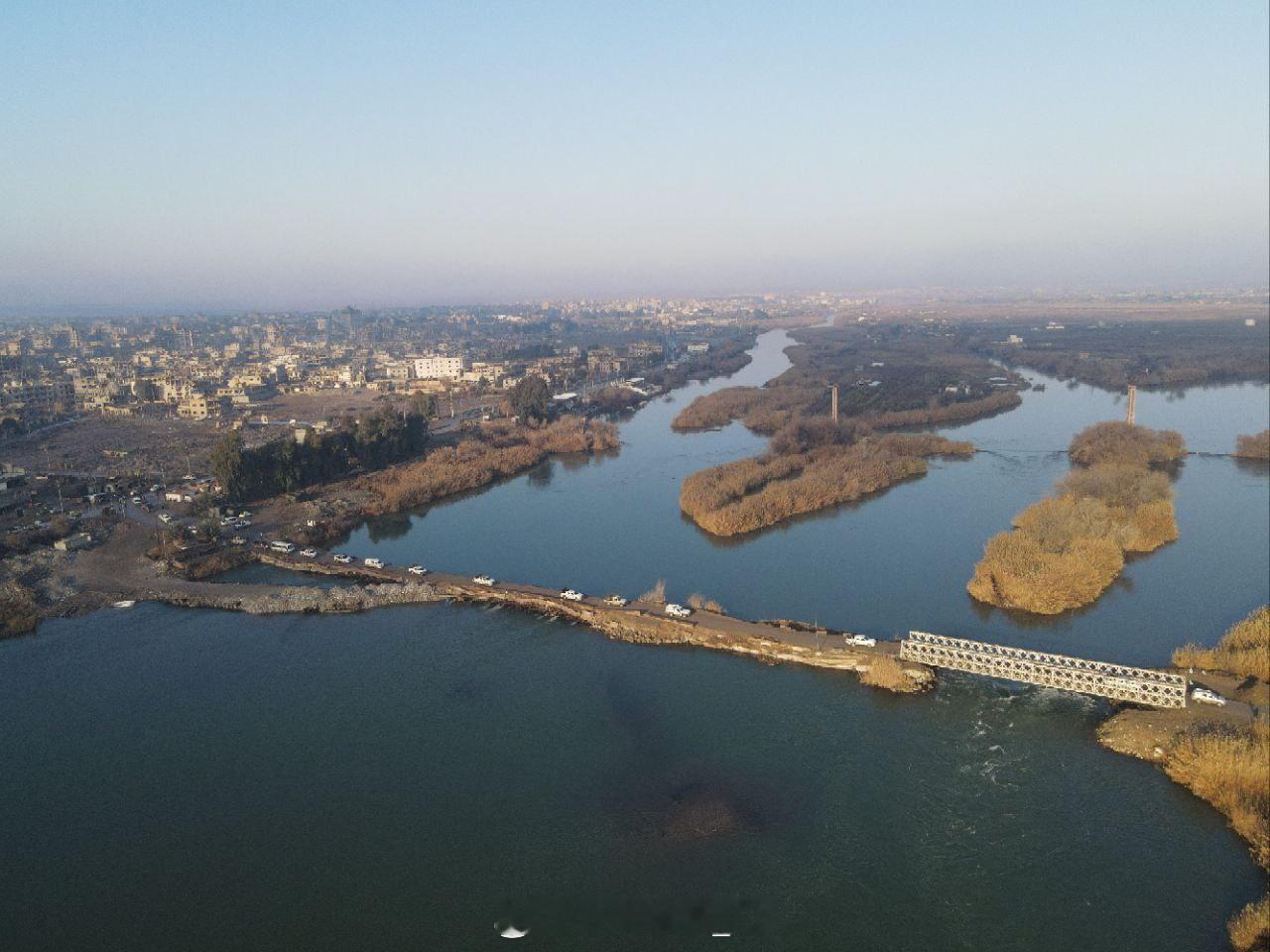 叙利亚代尔祖尔省，HTS的内政部今天向幼发拉底河东岸地区派遣了大量警察部队。 