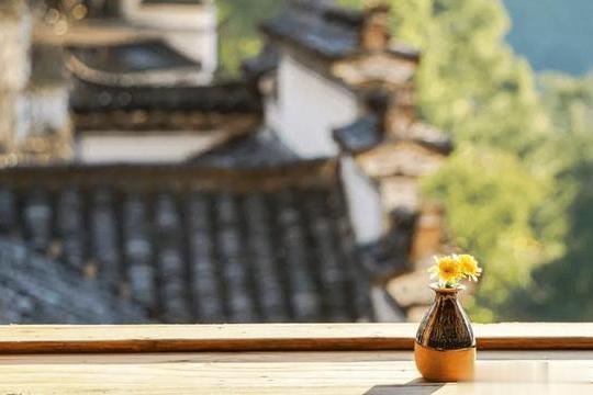 和前妻结婚的第7年，我们离婚了，原因是因为我在外地上班，有一次回家事先没告诉她，