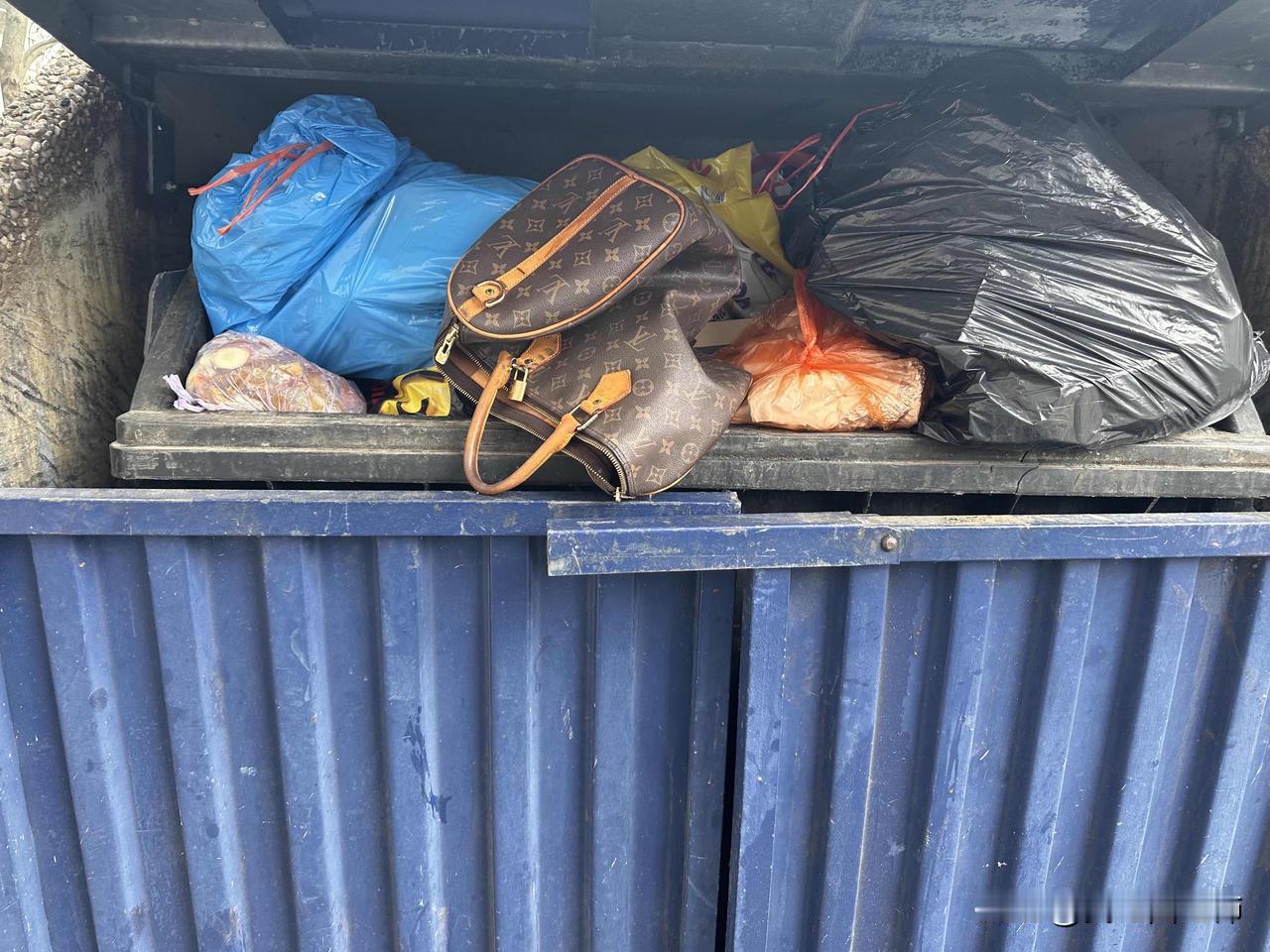 垃圾桶惊现lv??
今早出门倒垃圾，发现垃圾桶里躺着个lv包。当时想着包肯定是假